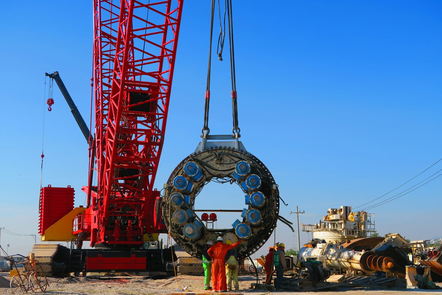 funcionário realizando roço com uma roçadeira costal roçando area de expanção dentro de uma subestação de energia eletrica com todos os epis avental de raspa capacete com abafador de ouvido e propetor facial luvas de vaqueta bota eletricista longe de equipamentos 
